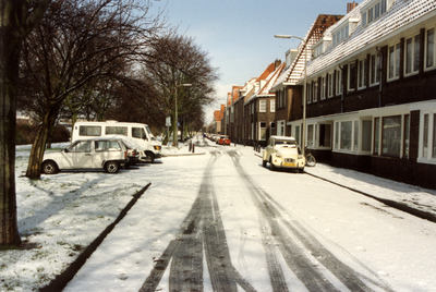 832753 Gezicht op de besneeuwde Merwedekade te Utrecht, met in het midden de ingang van de Hunzestraat.